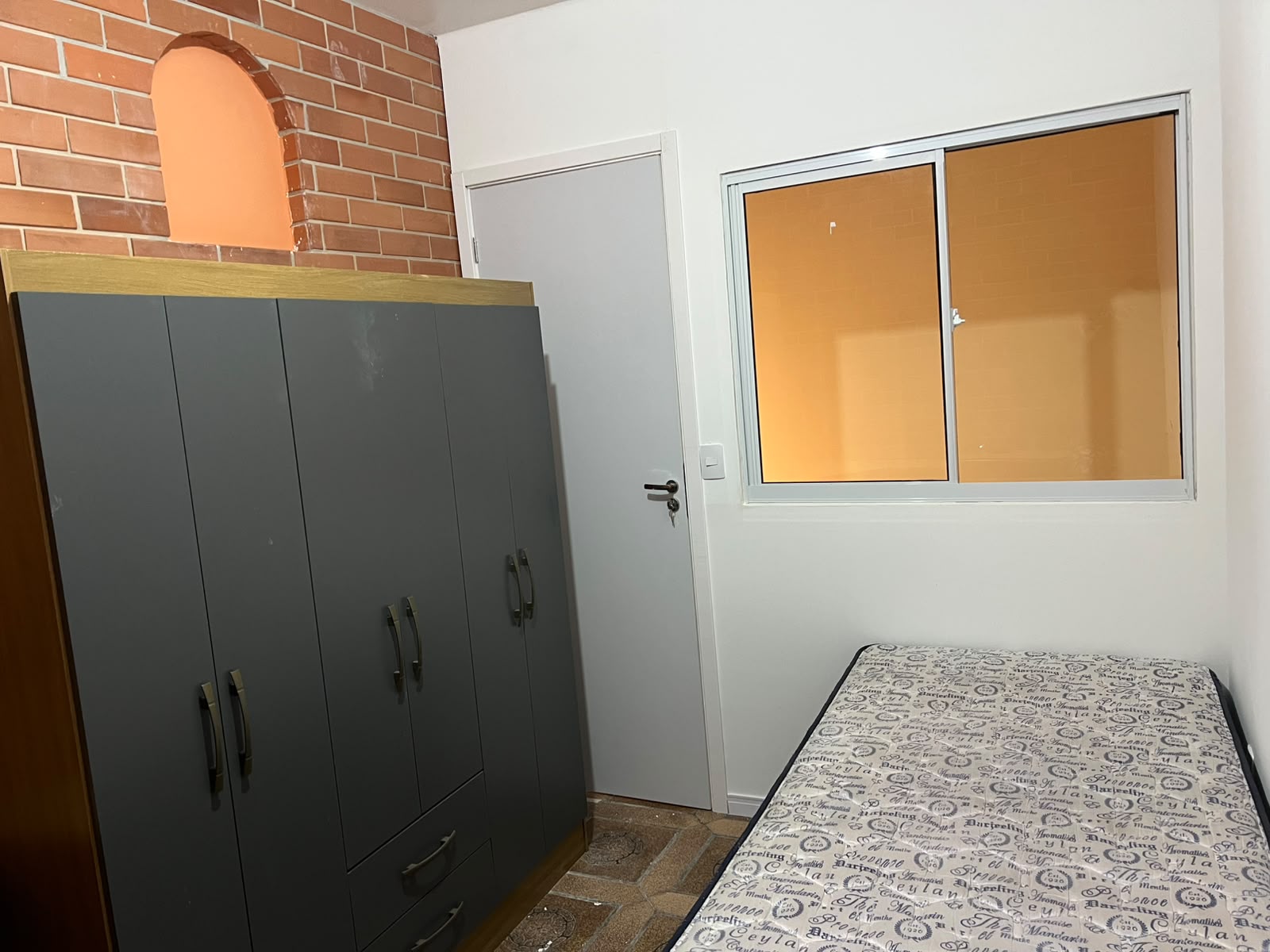 Quarto SAN-04-01 — Santa Mônica, Florianópolis